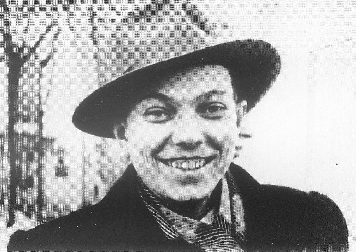 У. Караткевіч (1959). Крыніца ілюстрацыі: Збор твораў : у 25 т. / Уладзімір Караткевіч ; [прадмова, падрыхтоўка тэкстаў і каментарыі А. Вераб'я ; рэдкалегія: А. Бельскі і інш.] ; т. 6 : Леаніды не вернуцца да зямлі. – Мінск, 2012. – С. 1 уклейкі паміж с. 96–97.