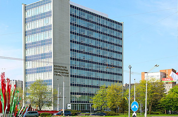 Адзін з вучэбных карпусоў БДЭУ. Крыніца ілюстрацыі: http://bseu.by/russian/general/anniver/now8then.htm