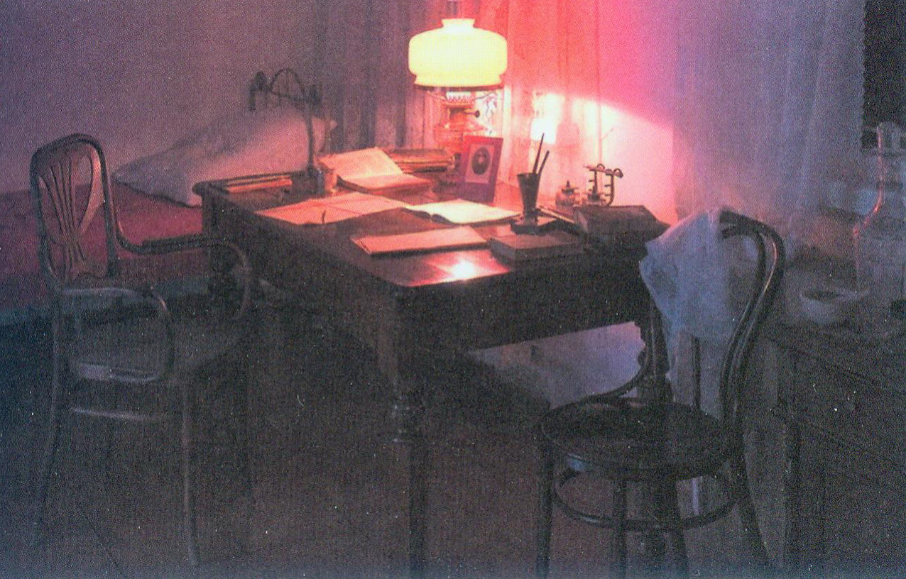 Пакой М. Багдановіча. Крыніца ілюстрацыі: Літаратурныя вандроўкі па зямлі Максіма Багдановіча / Мікалай Чырскі ; [фота: А. П. Дрыбас, Я. В. Пясецкі, Я. М. Чырскі]. – Мінск, 2020. – С. 39.