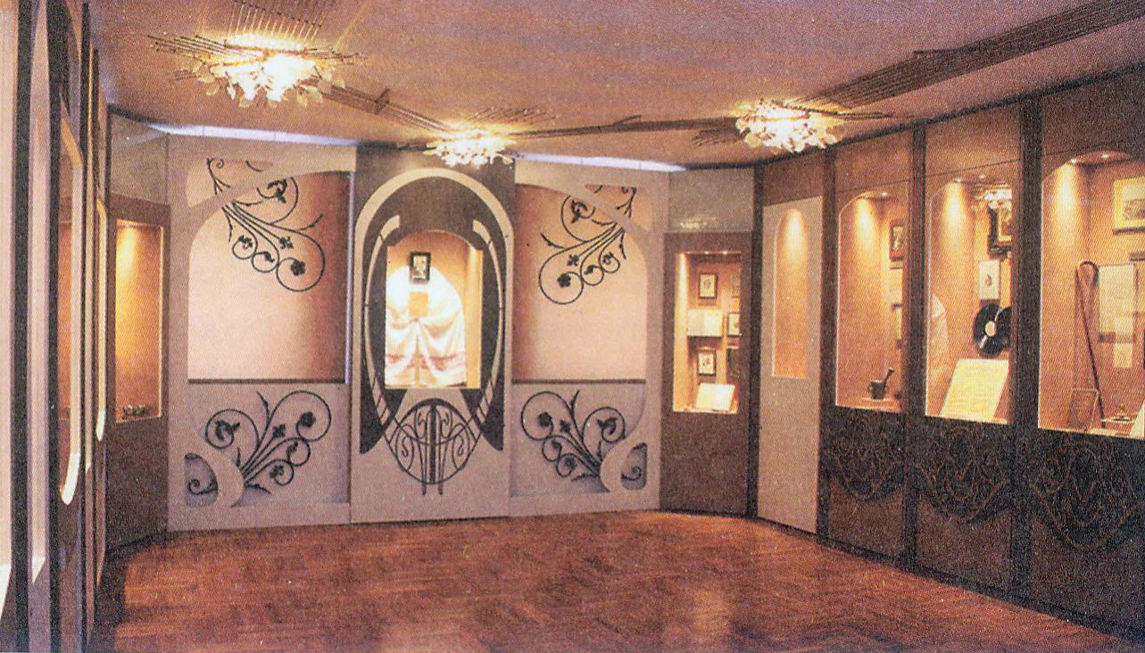 Першая зала музея. Крыніца ілюстрацыі: Літаратурныя вандроўкі па зямлі Максіма Багдановіча / Мікалай Чырскі ; [фота: А. П. Дрыбас, Я. В. Пясецкі, Я. М. Чырскі]. – Мінск, 2020. – С. 12.