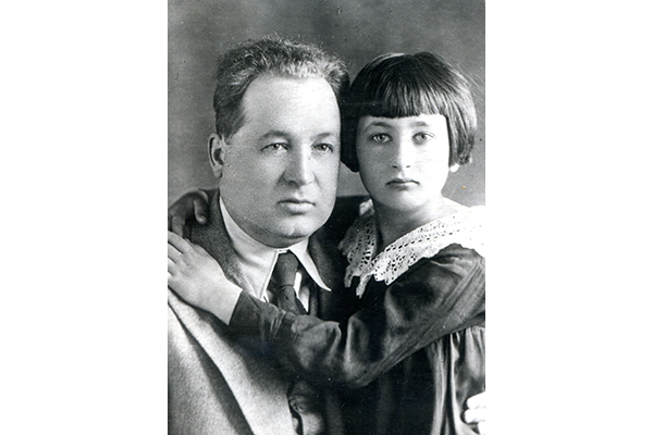 Кузьма Чорны з дачкой Рагнедай (фота з сямейнага архіва Міколы Раманоўскага). Крыніца ілюстрацыі: http://zviazda.by/be/news/20160607/1465308657-postac-kuzmy-chornaga-vachyma-suchasnikau-vuchnyau-i-nashchadkau