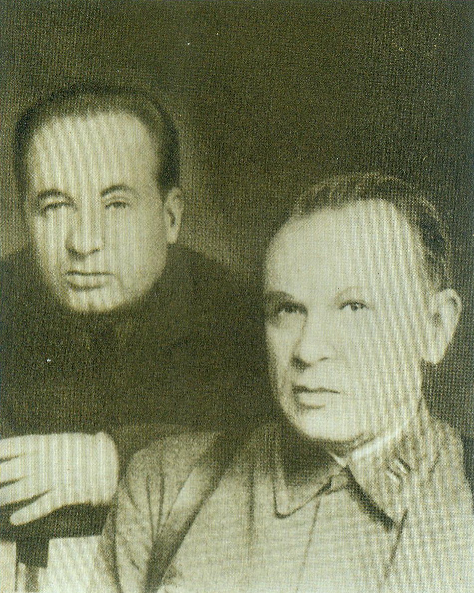 Кузьма Чорны і Кандрат Крапіва (1942). Крыніца ілюстрацыі: Збор твораў : у 6 т. / Кузьма Чорны ; падрыхтоўка тэкстаў і каментарыі А. Рагулі і Р. Раманоўскай ; Т. 6 : Раманы. Аповесць / рэдкалегія: С. Андраюк [і інш.] – Мінск, 1992. – Уклейка паміж с. 96–97.