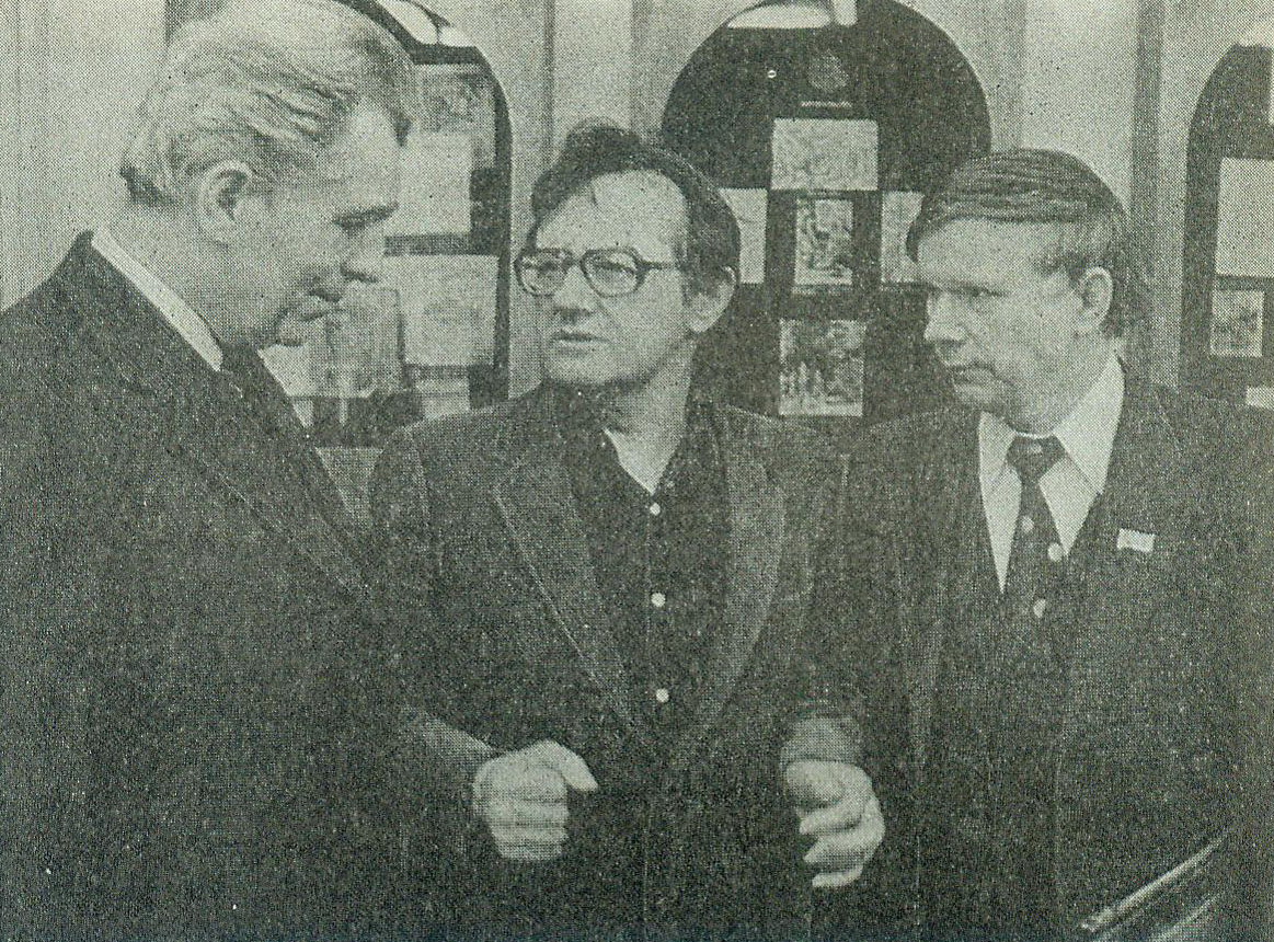 Ніл Гілевіч, Алесь Адамовіч і Васіль Быкаў (1979). Крыніца ілюстрацыі: Собрание сочинений : в 4 т. / Алесь Адамович. Т. 3 : Хатынская повесть ; "Врата сокровищницы своей отворяю … " : эссе ; Статьи, выступления, интервью. – Минск, 1982.