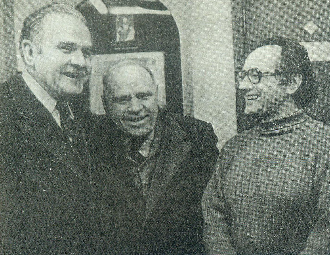 Янка Брыль, Гаўрыла Гарэцкі і Алесь Адамовіч (1979). Крыніца ілюстрацыі: Собрание сочинений : в 4 т. / Алесь Адамович. Т. 3 : Хатынская повесть ; "Врата сокровищницы своей отворяю … " : эссе ; Статьи, выступления, интервью. – Минск, 1982.