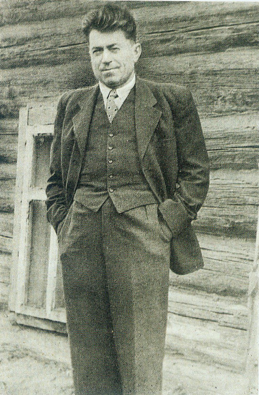 Мікола Хведаровіч каля сваёй хаты ў дзень пяцідзесяцігоддзя. Крыніца ілюстрацыі: Любістак : выбранае / Мікола Хведаровіч ; [прадмова А. Звонака]. – Мінск, 1984. – Франтыспіс