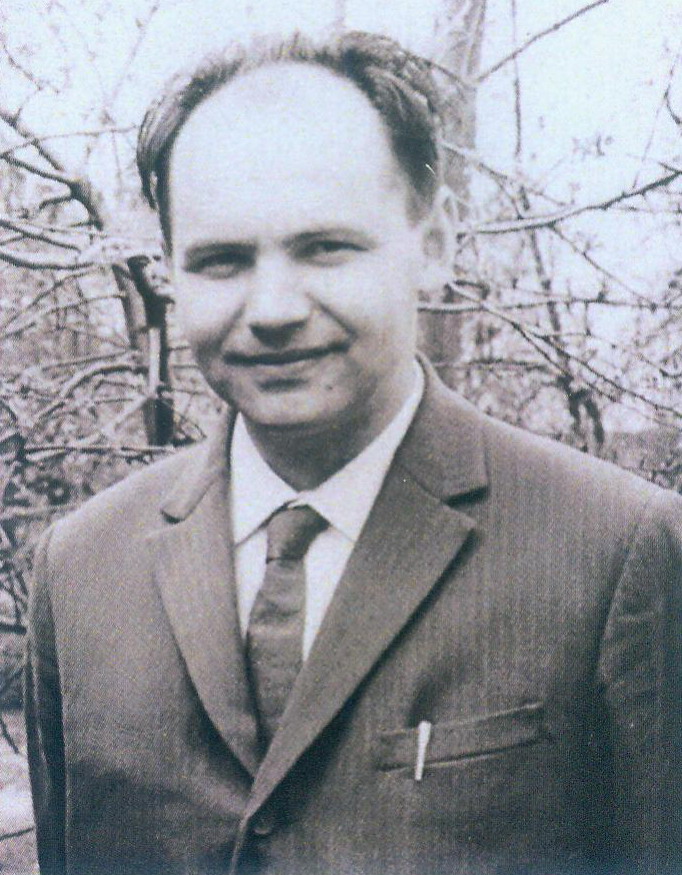 Алег Лойка. Крыніца ілюстрацыі: Крыніца ілюстрацыі: Чалавек з сонечнаю ўсмешкай : кніга пра Алега Лойку / [рэдкалегія: А. Бельскі (укладальнік) і інш.]. – Мінск, 2019. – С. 3 уклейкі паміж с. 148–149.