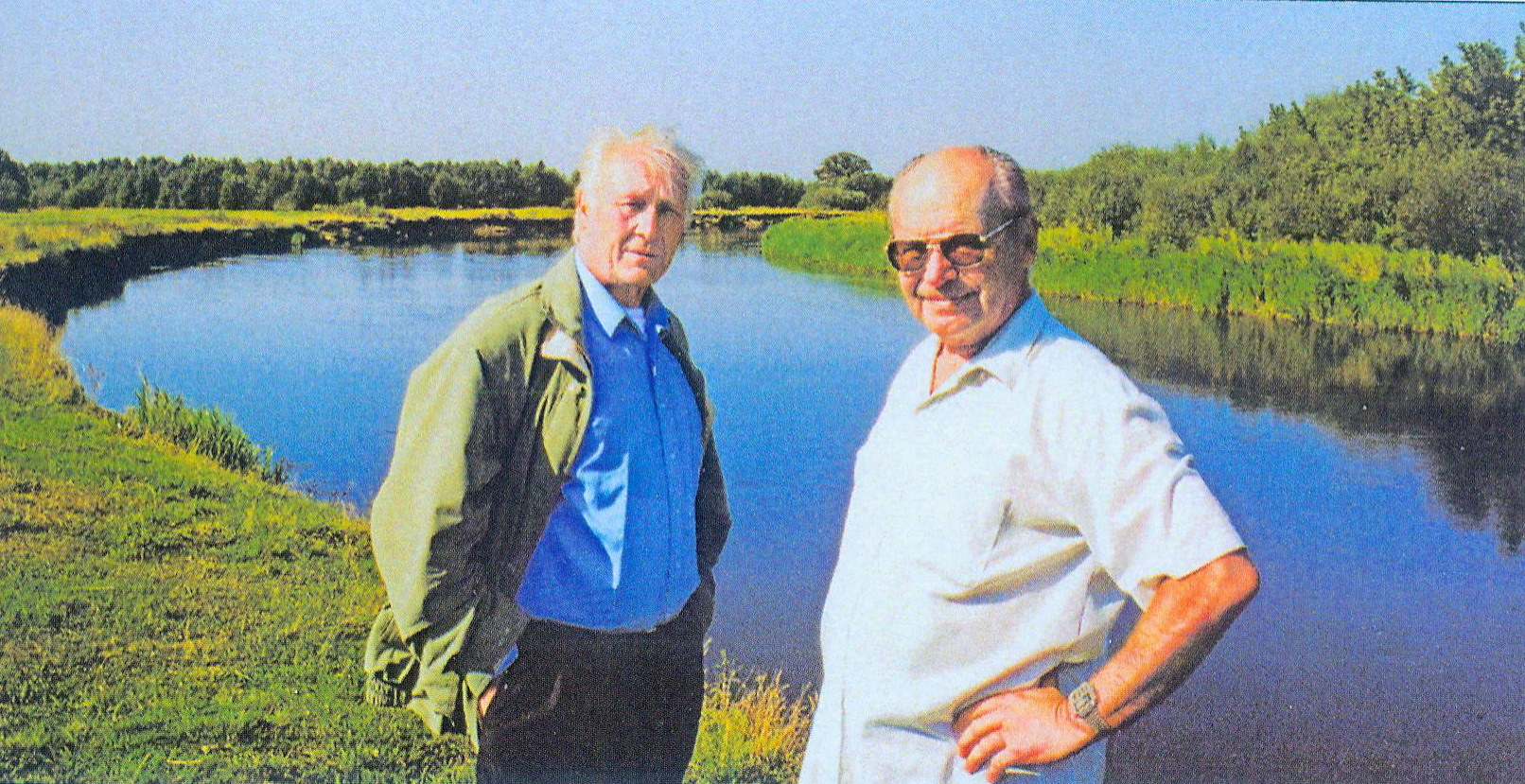 Алег Лойка і Іван Міско на беразе Шчары (2000). Крыніца ілюстрацыі: Чалавек з сонечнаю ўсмешкай : кніга пра Алега Лойку / [рэдкалегія: А. Бельскі (укладальнік) і інш.]. – Мінск, 2019. – С. 11 уклейкі паміж с. 148–149.