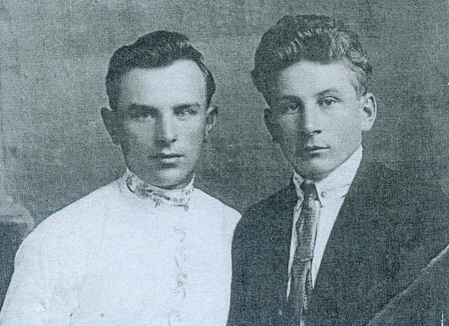 Ю.С. Пшыркоў (справа) і В.Б. Сукала (1934). Крыніца ілюстрацыі: Дарыў святло сваёй душы людзям і Айчыне : успаміны пра Юльяна Сяргеевіча Пшыркова / Нацыянальная акадэмія навук Беларусі, Цэнтр даследаванняў беларускай культуры, мовы і літаратуры, Філіял "Інстытут мовы і літаратуры ім. Я. Коласа і Я. Купалы" ; [укладанне і прадмова С. С. Лаўшука]. – Мінск, 2015. – С. 3 уклейкі паміж с. 188–189.