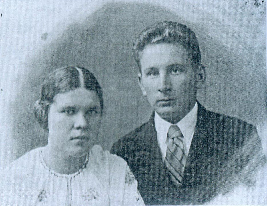 Ю.С. Пшыркоў разам з жонкай Н.І. Пшырковай (1940). Крыніца ілюстрацыі: Дарыў святло сваёй душы людзям і Айчыне : успаміны пра Юльяна Сяргеевіча Пшыркова / Нацыянальная акадэмія навук Беларусі, Цэнтр даследаванняў беларускай культуры, мовы і літаратуры, Філіял "Інстытут мовы і літаратуры ім. Я. Коласа і Я. Купалы" ; [укладанне і прадмова С. С. Лаўшука]. – Мінск, 2015. – С. 4 уклейкі паміж с. 188–189.