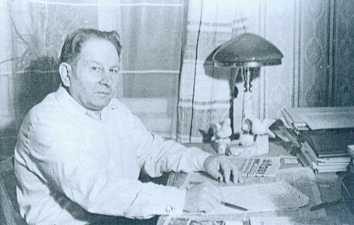 Ю.С. Пшыркоў у сваім кабінеце (1974). Крыніца ілюстрацыі: Дарыў святло сваёй душы людзям і Айчыне : успаміны пра Юльяна Сяргеевіча Пшыркова / Нацыянальная акадэмія навук Беларусі, Цэнтр даследаванняў беларускай культуры, мовы і літаратуры, Філіял "Інстытут мовы і літаратуры ім. Я. Коласа і Я. Купалы" ; [укладанне і прадмова С. С. Лаўшука]. – Мінск, 2015. – С. 14 уклейкі паміж с. 188–189.