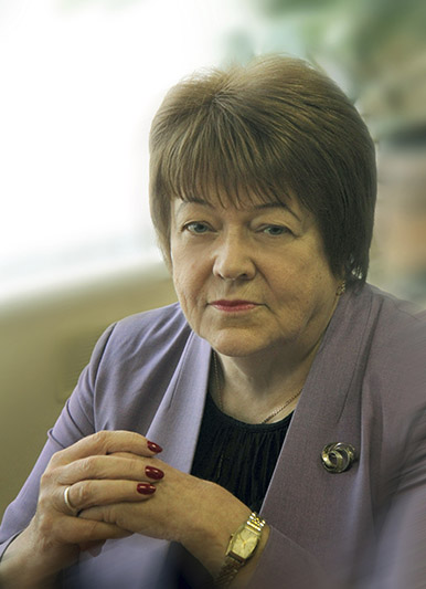 Э.И. Коломиец. Источник иллюстрации: https://zviazda.by/ru/news/20220120/1642667646-emiliya-kolomiec-vsyo-v-zhizni-daetsya-neprosto