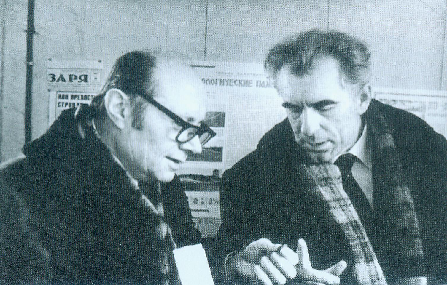 Уладзімір Калеснік і Ніл Гілевіч у рэдакцыі брэсцкай газеты "Зара". Крыніца ілюстрацыі: Пасланец Праметэя : кніга пра Уладзіміра Калесніка : [успаміны, эсэ, артыкулы, нататкі, мініяцюры, вершы] / Брэсцкі дзяржаўны універсітэт імя А. С. Пушкіна, Навукова асветны цэнтр імя У. Калесніка ; [укладальнікі: З. М. Калеснік, М. І. Новік, Г. М. Праневіч ; рэдкалегія: Г. М. Праневіч (галоўны рэдактар) і інш.]. – Брэст, 2007. – С. 18 уклейкі паміж с. 224–225.