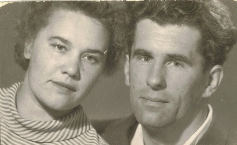 Ніл Сымонавіч з жонкай Нінай Іванаўнай (1965). Крыніца ілюстрацыі: https://narbel.bsu.by/z-syamejnaga-arxiva-nil-gilevich/