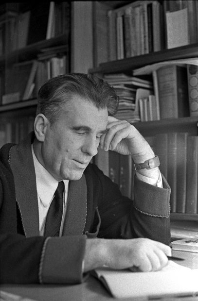 Ніл Гілевіч у сваім кабінеце. Крыніца ілюстрацыі: http://minoblturism.gov.by/istoricheskie-lichnochti/nil_gilevich/