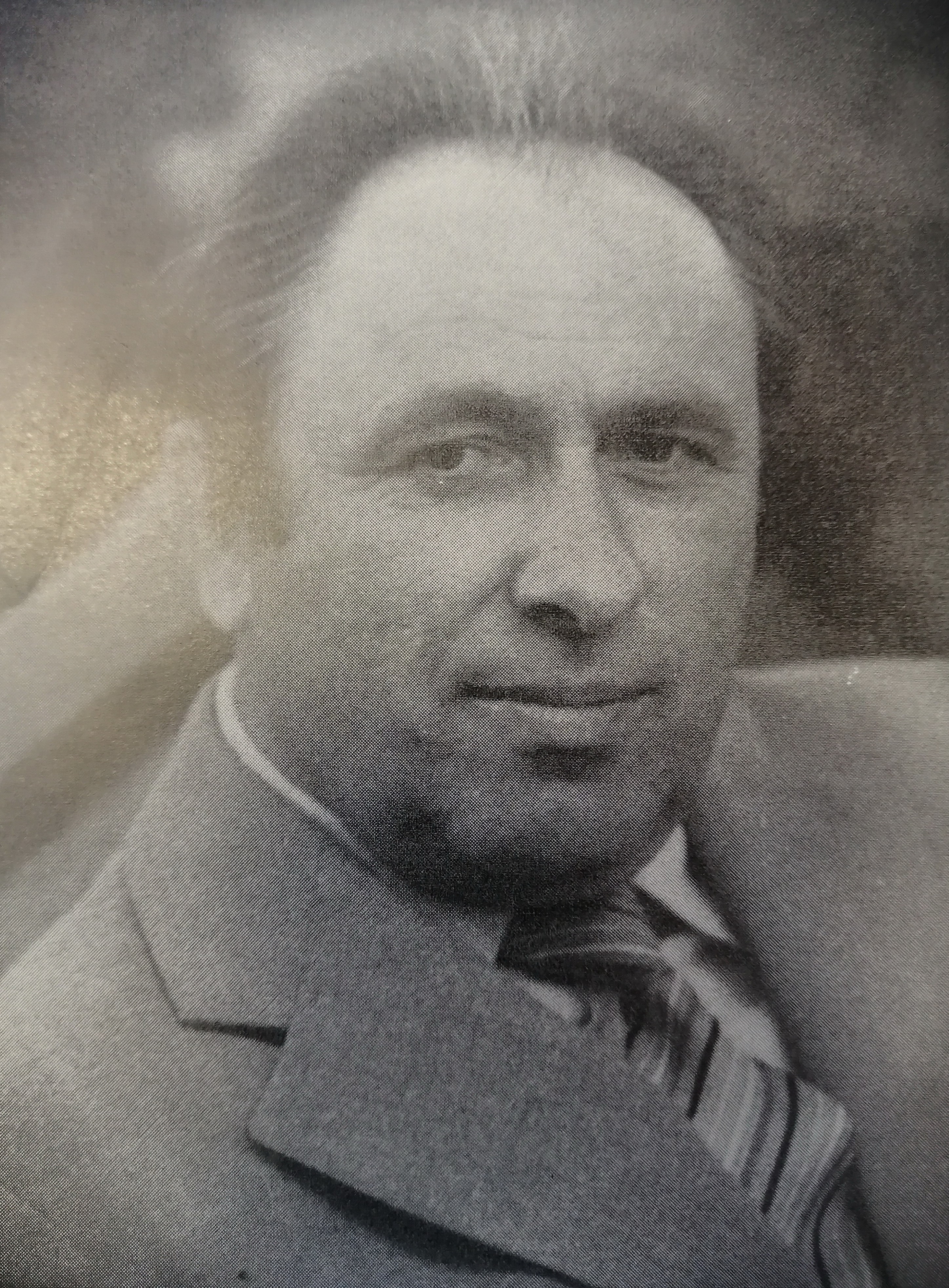 Вячаслаў Адамчык. Крыніца ілюстрацыі: Раяль з адламаным вечкам : апавяданні : [для старэйшага школьнага ўзросту] / Вячаслаў Адамчык ; [мастак М. С. Будавей]. – Мінск, 1990. – Франтыспіс. 