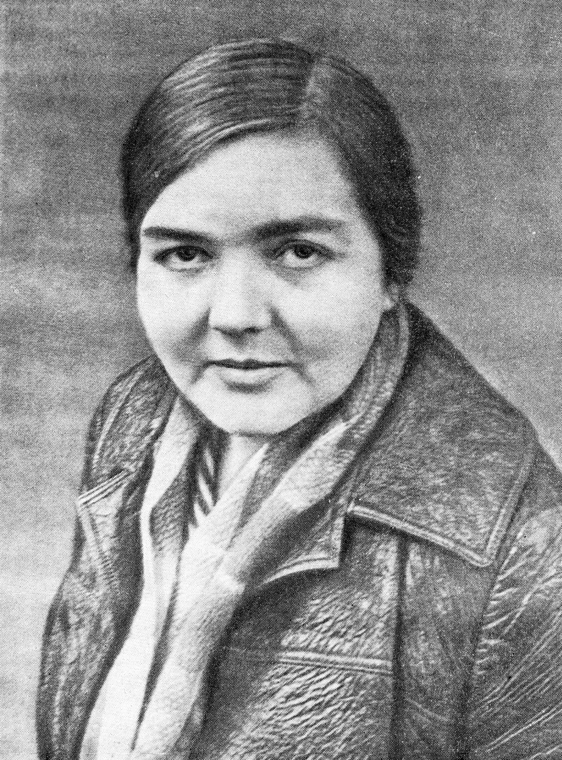 Елена Кобец-Филимонова. Источник иллюстрации: Жаворонки над Хатынью : повести : [для старшего школьного возраста] / Елена Кобец-Филимонова ; [перевод с белорусского автора ; художник Н. А. Давидович]. – Минск, 1982. – Фронтиспис. 