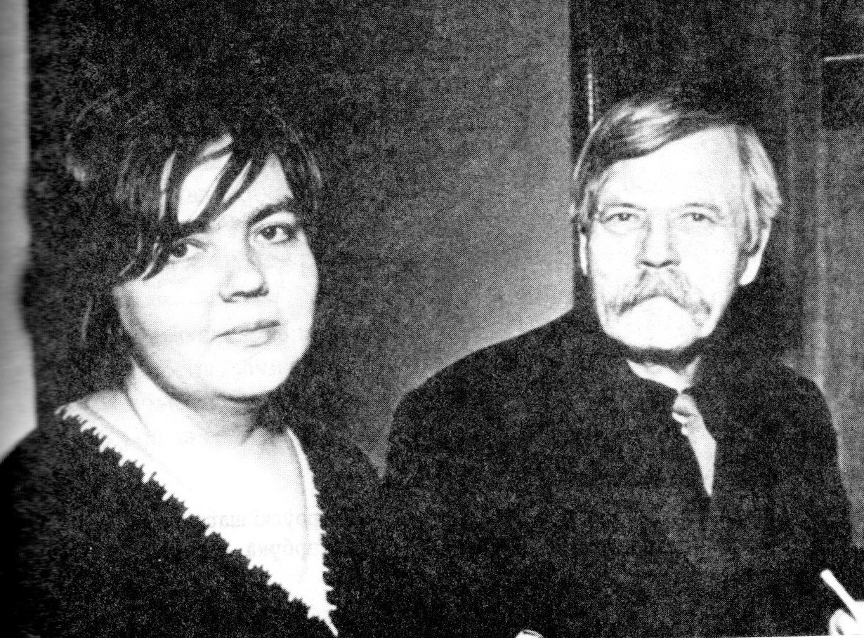 Алена Рыгораўна з бацькам Рыгорам Якаўлевічам на VІ з'ездзе беларускіх пісьменнікаў (красавік 1971). Крыніца ілюстрацыі: Калі ўцякала сонца : творчасць Рыгора Кобеца, яго жыццё і пакуты / Алена Кобец-Філімонава. – Мінск, 2006. – С. 7 уклейкі паміж с. 304–305. 