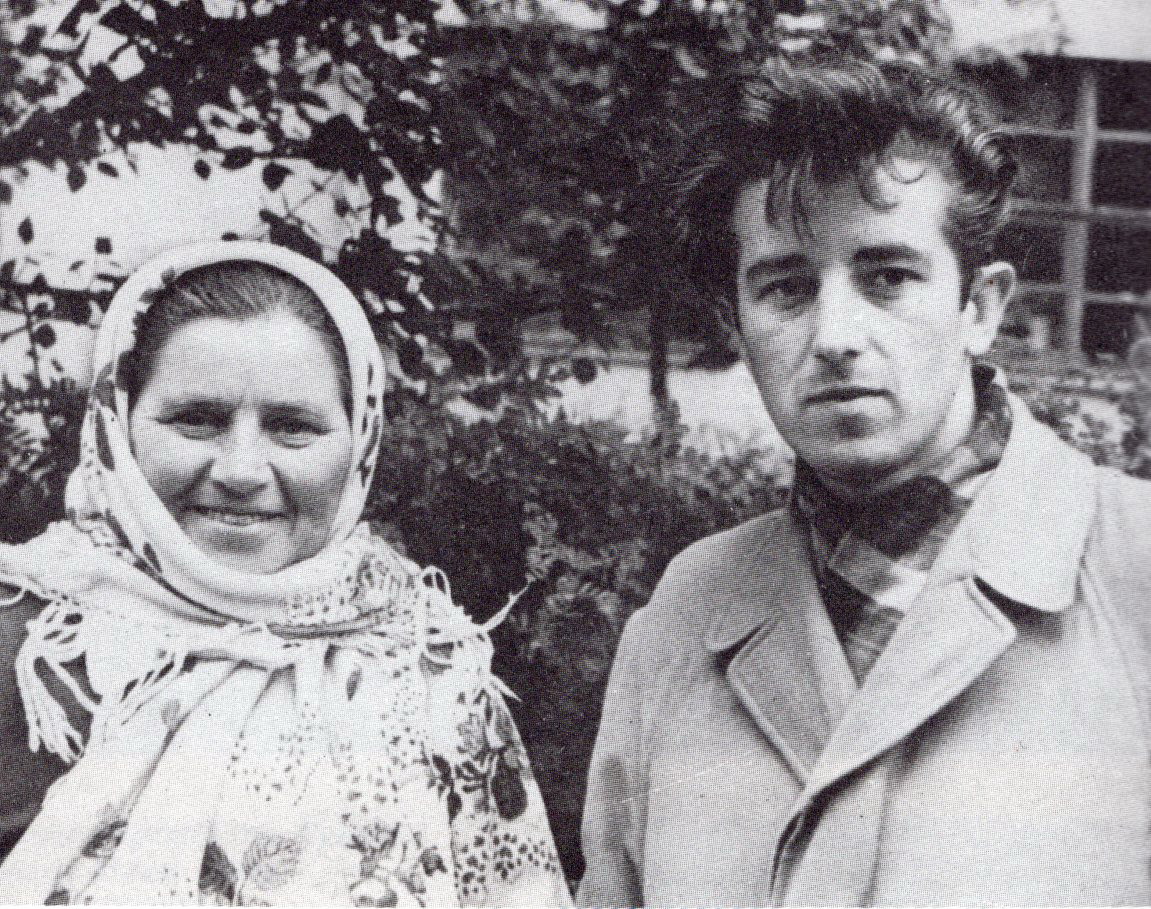 Рыгор Барадулін са сваёй мамай Кулінай Андрэеўнай (1958). Крыніца ілюстрацыі: Збор твораў : у 5 т. / Рыгор Барадулін ; [прадмова В. Сёмухі]. – Мінск, 1996. – Т. 1 : Вершы. – Л. 4 уклейкі паміж с. 192–193.