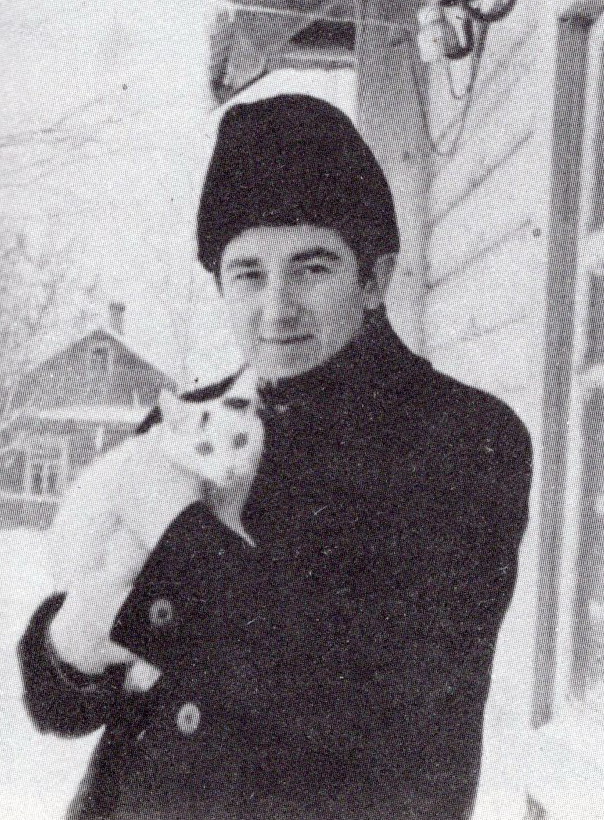 Рыгор Барадулін каля бацькоўскай хаты (1961). Крыніца ілюстрацыі: Збор твораў : у 5 т. / Рыгор Барадулін ; [прадмова В. Сёмухі]. – Мінск, 1996. – Т. 1 : Вершы. – Л. 7 уклейкі паміж с. 192–193.