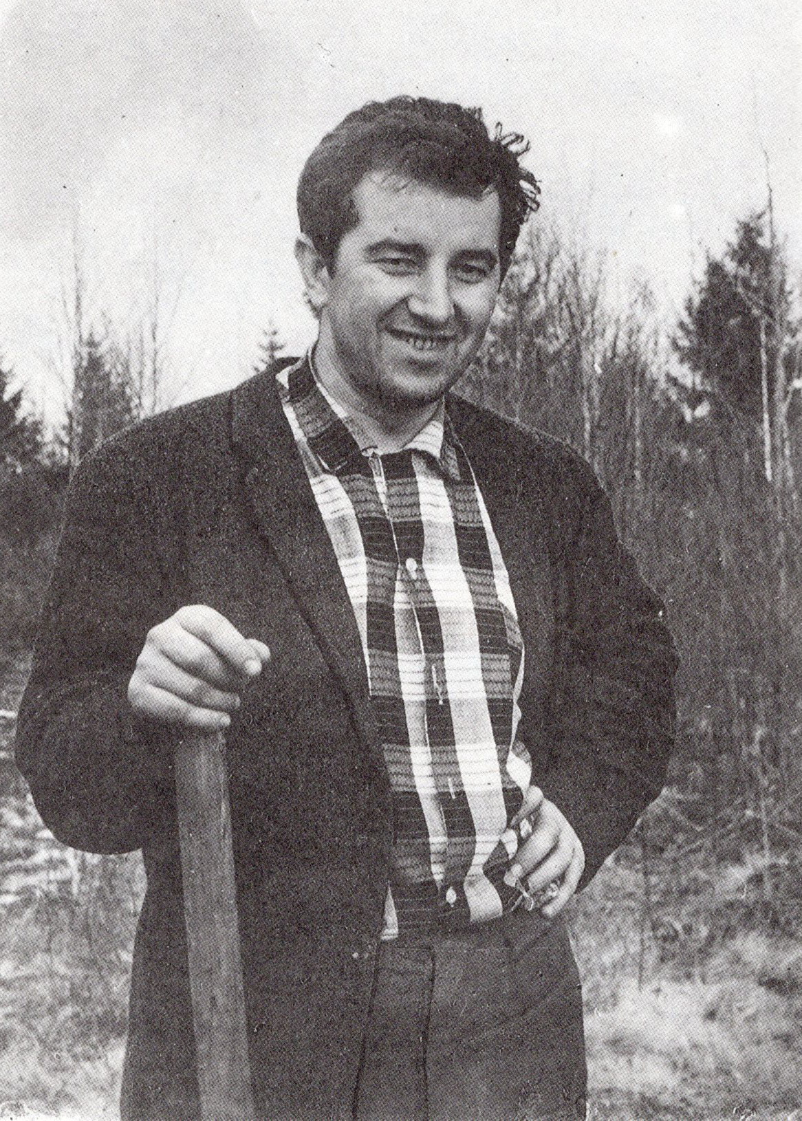 Рыгор Барадулін (1965). Крыніца ілюстрацыі: Збор твораў : у 5 т. / Рыгор Барадулін ; [прадмова В. Сёмухі]. – Мінск, 1998. – Т. 2 : Вершы. – Л. 8 уклейкі паміж с. 192–193.