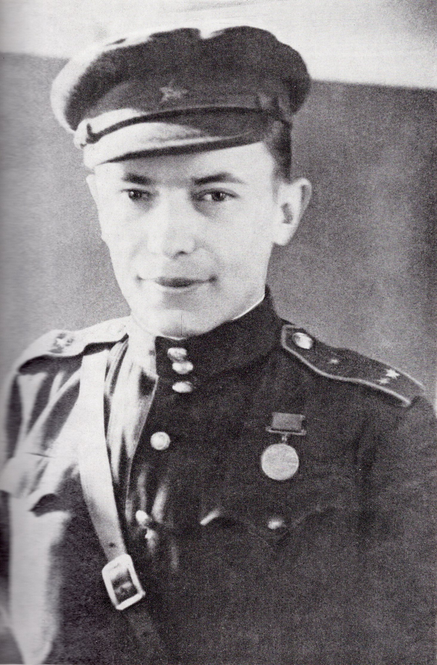 Аркадзь Куляшоў на Бранскім фронце (1943). Крыніца ілюстрацыі: Аркадзь Куляшоў = Аркадий Кулешов / [складальнік В. А. Куляшова ; фота В. В. Харчанкі, У. А. Крука ; аўтар тэксту П. Е. Панчанка]. – Мінск, 1985. – С. 29. 