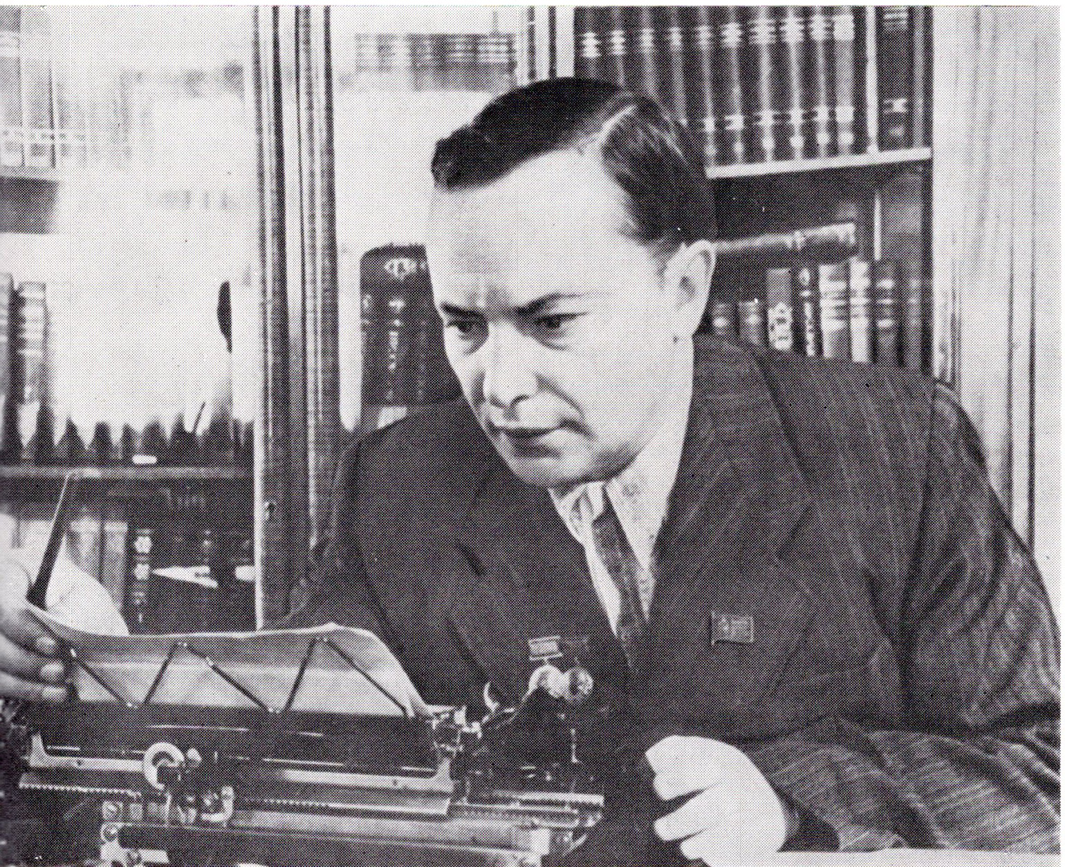 Аркадзь Куляшоў у рабочым кабінеце (1952). Крыніца ілюстрацыі: Аркадзь Куляшоў = Аркадий Кулешов / [складальнік В. А. Куляшова ; фота В. В. Харчанкі, У. А. Крука ; аўтар тэксту П. Е. Панчанка]. – Мінск, 1985. – С. 49. 