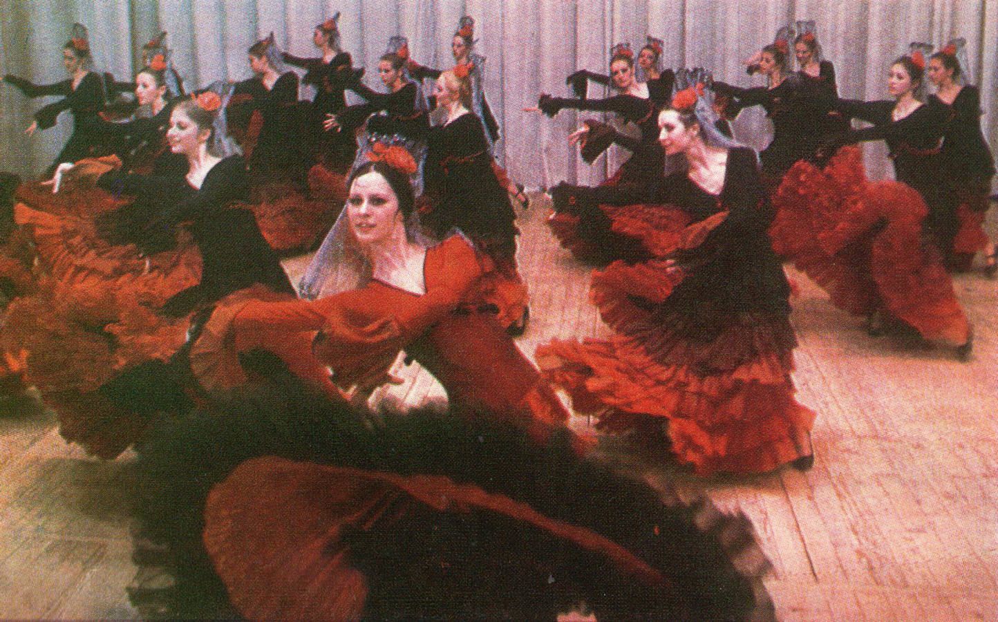 Танец "Болеро" на М. Равеля. Источник иллюстрации: Чаровницы : лауреат премии Ленинского комсомола Белоруссии, народный коллектив, эстрадно-хореографический ансамбль / Дом культуры управления торговли Мингорисполкома. – Минск, 1988. – С. [5].