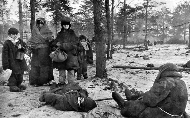 Вязні Азарыцкіх лагераў смерці (1944). Крыніца ілюстрацыі: http://www.comparty.by/news/ozarichi-nezazhivayushchaya-bol-i-pamyat