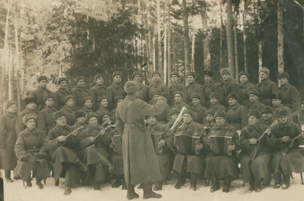 Выступление Ансамбля красноармейской песни и пляски на фронте (1942). Источник иллюстрации: Академический ансамбль песни и танца Вооруженных Сил Республики Беларусь : книга памяти / Александр Яровой. – Минск : А. Н. Вараксин, 2016. – С. 10.