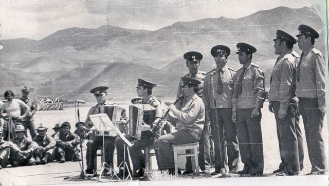 Выступление концертной бригады Ансамбля (Афганистан, 1982). Источник иллюстрации: Академический ансамбль песни и танца Вооруженных Сил Республики Беларусь : книга памяти / Александр Яровой. – Минск : А. Н. Вараксин, 2016. – С. 30.