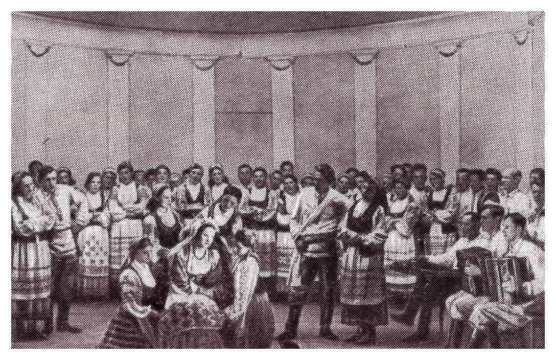 Ансамбль белорусской народной песни и танца исполняет старинный свадебный обряд (1940). Источник иллюстрации: Балетмейстер Константин Алексютович / Л. К. Алексютович. – Минск, 1984. – С. 104.