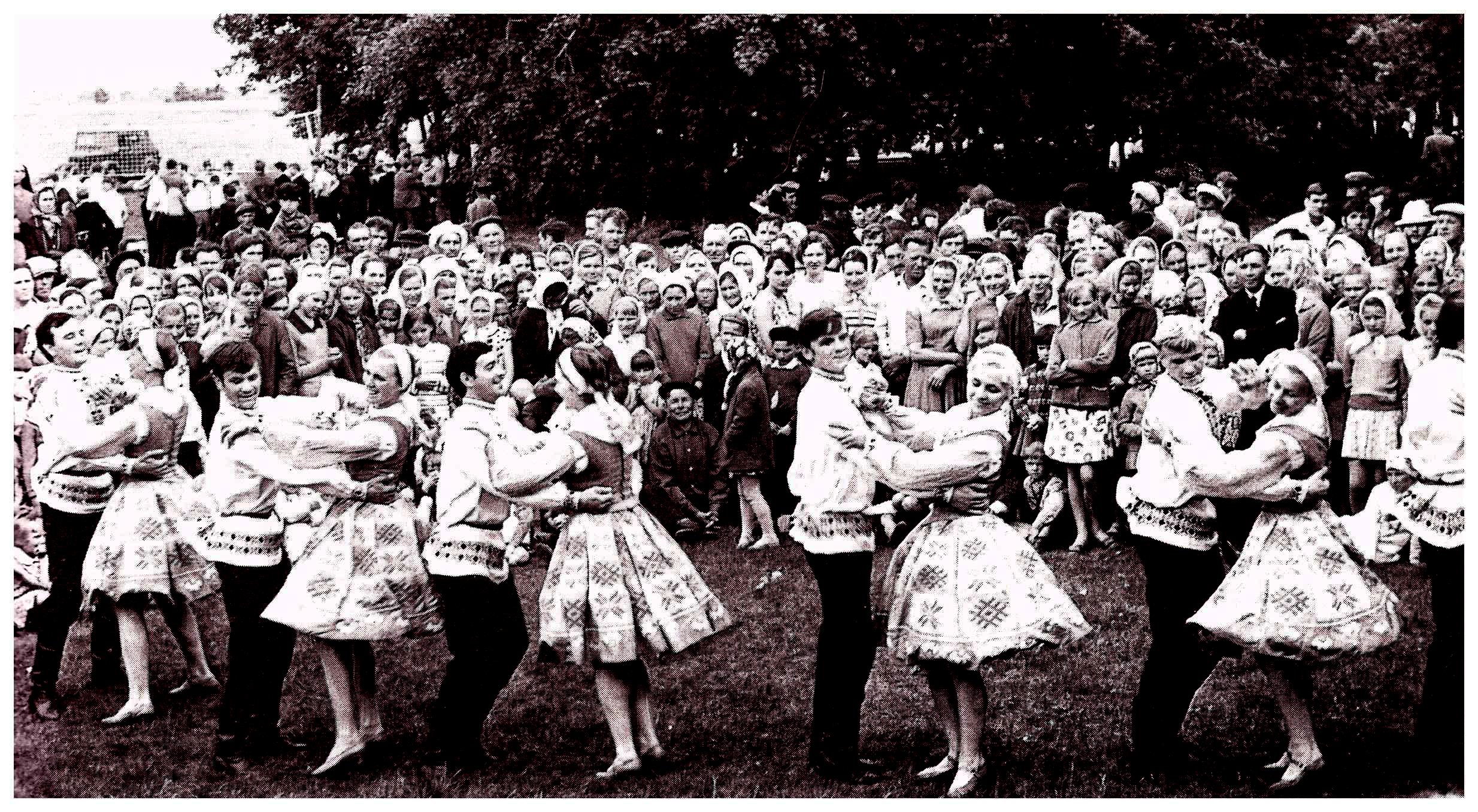 На калгасным свяце. Крыніца ілюстрацыі: Дзяржаўны народны хор БССР = Государственный народный хор : альбом. – Мінск, 1975. – С. 19.