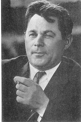 Крыніца ілюстрацыі: Макаёнак, А. Я. Выбраныя творы : у 2 т. / Андрэй Макаёнак ; [уступны артыкул, с. 5–28, С. Лаўшука]. – Т. 2 : П'есы, сцэны сельскага жыцця, аднаактовыя п'есы, гумарэскі, фельетоны, артыкулы. – Мінск, 1980.