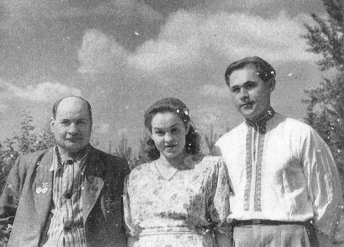 Якуб Колас, Алена і Андрэй Макаёнкі (1952). Крыніца ілюстрацыі: Збор твораў : у 5 т. / Андрэй Макаёнак ; [укладанне, каментарыі, прадмова С. С. Лаўшука] ; рэдкалегія: Аўсяннікаў Г. С. [і інш.]. – Мінск, 1989. – Т. 3. – Уклейка паміж с. 96–97.