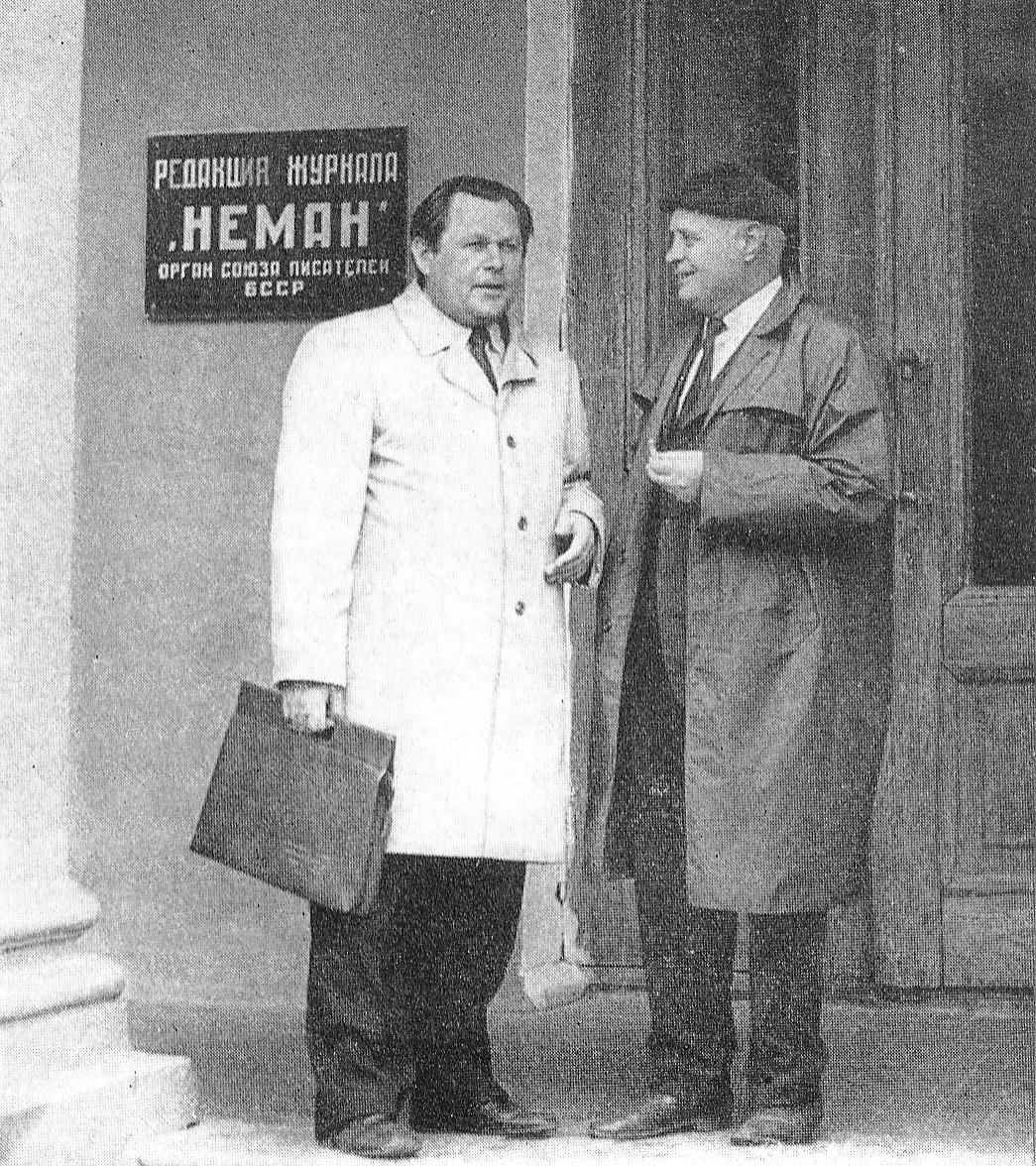 Андрэй Макаёнак і Павел Кавалёў каля рэдакцыі часопіса "Нёман" (1975). Крыніца ілюстрацыі: Збор твораў : у 5 т. / Андрэй Макаёнак ; [укладанне, каментарыі, прадмова С. С. Лаўшука] ; рэдкалегія: Аўсяннікаў Г. С. [і інш.]. – Мінск, 1989. – Т. 3. – Уклейка паміж с. 96–97.