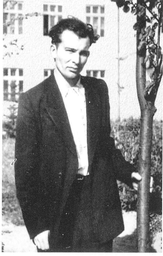 Студэнт Алесь на фоне Alma mater (1951). Крыніца ілюстрацыі: Крыніцы і каламуць : успамінальны аповед / Алесь Петрашкевіч. – Мінск, 2008. – С. 4 уклейкі паміж с. 192–193.