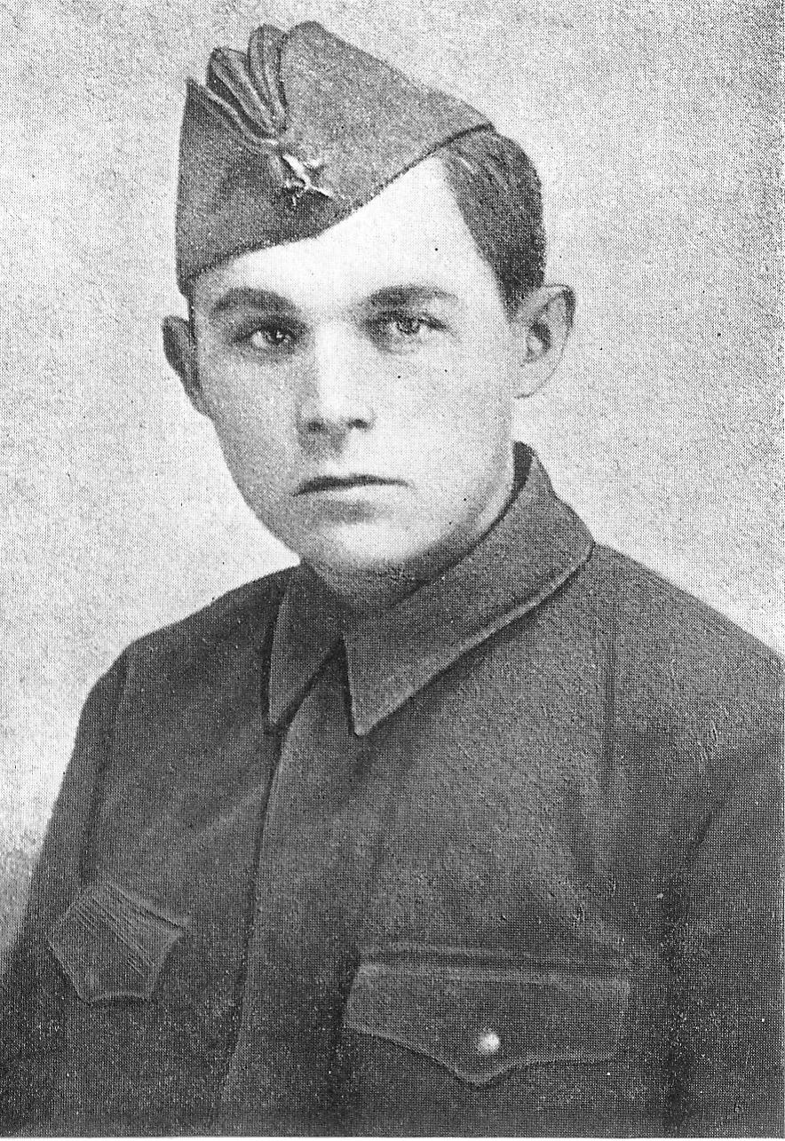 А. Макаёнак на вайсковай службе (1939). Крыніца ілюстрацыі:  Збор твораў : у 5 т. / Андрэй Макаёнак ; [укладанне, каментарыі, прадмова С. С. Лаўшука] ; рэдкалегія: Аўсяннікаў Г. С. [і інш.]. – Мінск, 1987. – Т. 5. – Уклейка паміж с. 128–129.