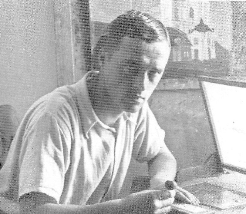 В. Рамановіч у час працы над гравюрай. Крыніца ілюстрацыі: Лебядзіная песня Валянціна Рамановіча [Выяўленчы матэрыял] : [да 100-годдзя з дня нараджэння] / Святлана Кошур. – Мінск, 2011. – С. 7 уклейкі паміж с. 18–19.