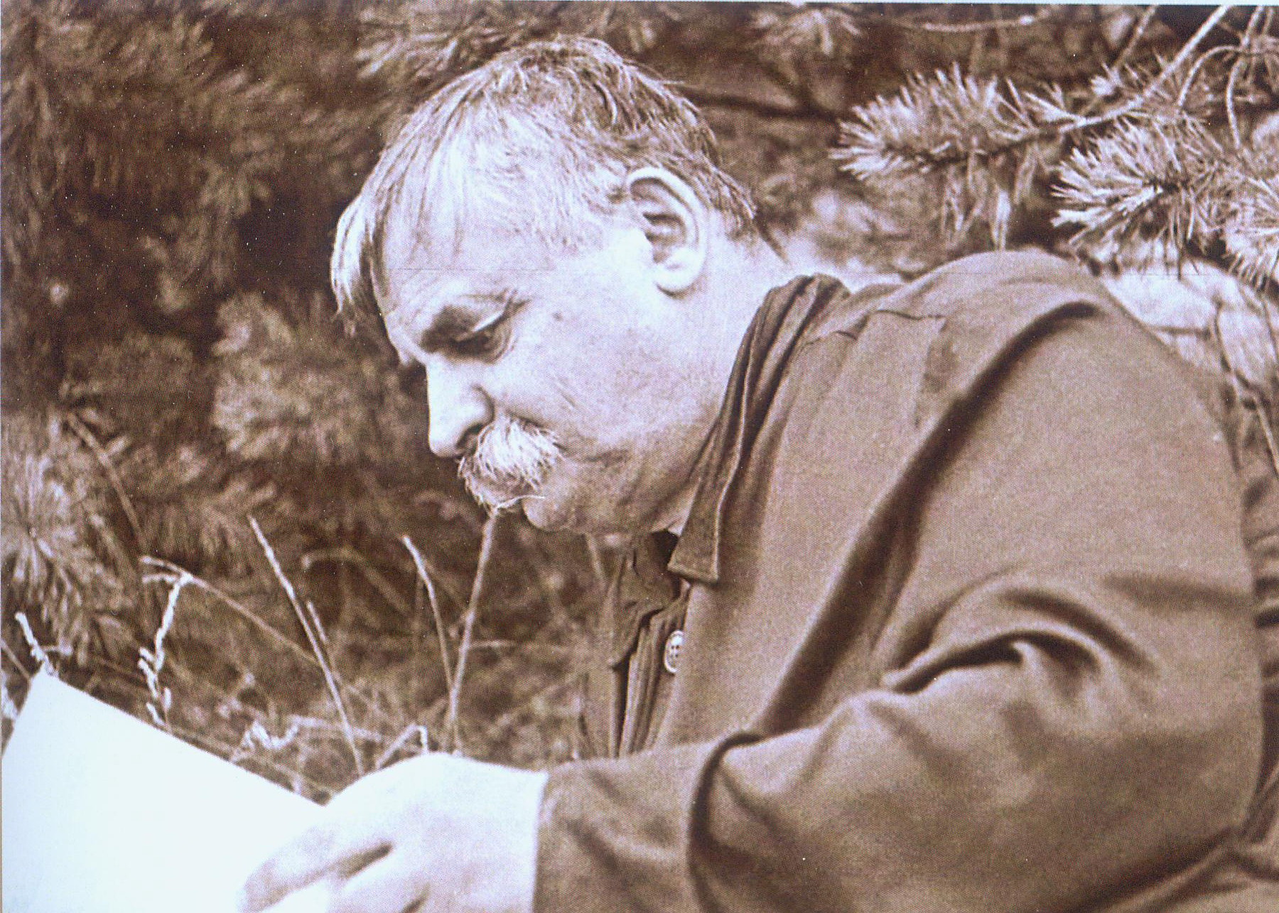 На берегу озера Нарочь (1961 г.). Источник иллюстрации: Николай Ильич Аладов : статьи, материалы, воспоминания : [к 125-летию со дня рождения] / Министерство культуры Республики Беларусь, Учреждение образования "Белорусская государственная академия музыки" ; [составители: Н. Н. Стасюк, Р. Н. Аладова ; редколлегия: Е. Н. Дулова, О. В. Дадиомова, Е. В. Лисова]. – Минск, 2016. – С. 7 вклейки между с. 224–225.