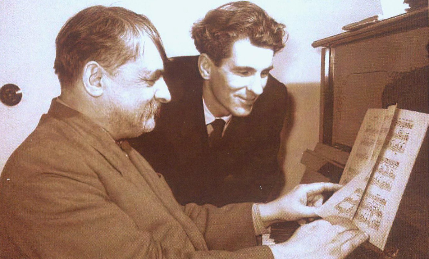 Н. Аладов и Н. Гилевич (1964 г.). Источник иллюстрации: Николай Ильич Аладов : статьи, материалы, воспоминания : [к 125-летию со дня рождения] / Министерство культуры Республики Беларусь, Учреждение образования "Белорусская государственная академия музыки" ; [составители: Н. Н. Стасюк, Р. Н. Аладова ; редколлегия: Е. Н. Дулова, О. В. Дадиомова, Е. В. Лисова]. – Минск, 2016. – С. 12 вклейки между с. 224–225.