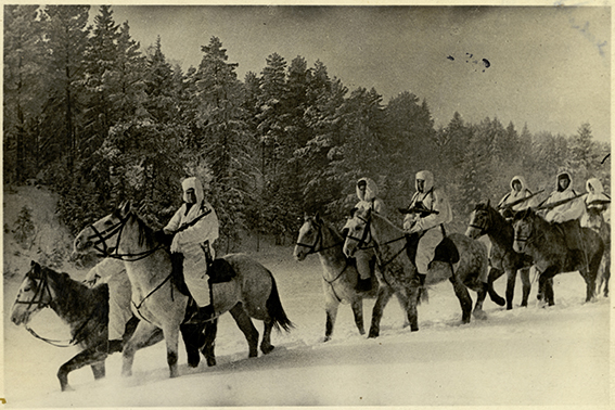 Рейд конников Л.М. Доватора по тылам врага (декабрь 1941, [Московская область]). Источник иллюстрации: http://www.warmuseum.by/.