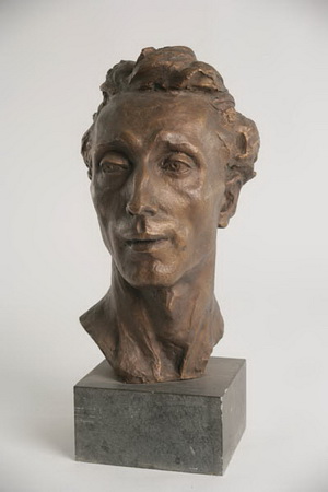 Партрэт скульптара Уладзіміра Папсуева (1958). Крыніца ілюстрацыі: https://www.artmuseum.by/by/vyst/mnulyiya-vyistak/arh_2016/le-syargej-gumleskya-skulptura.html