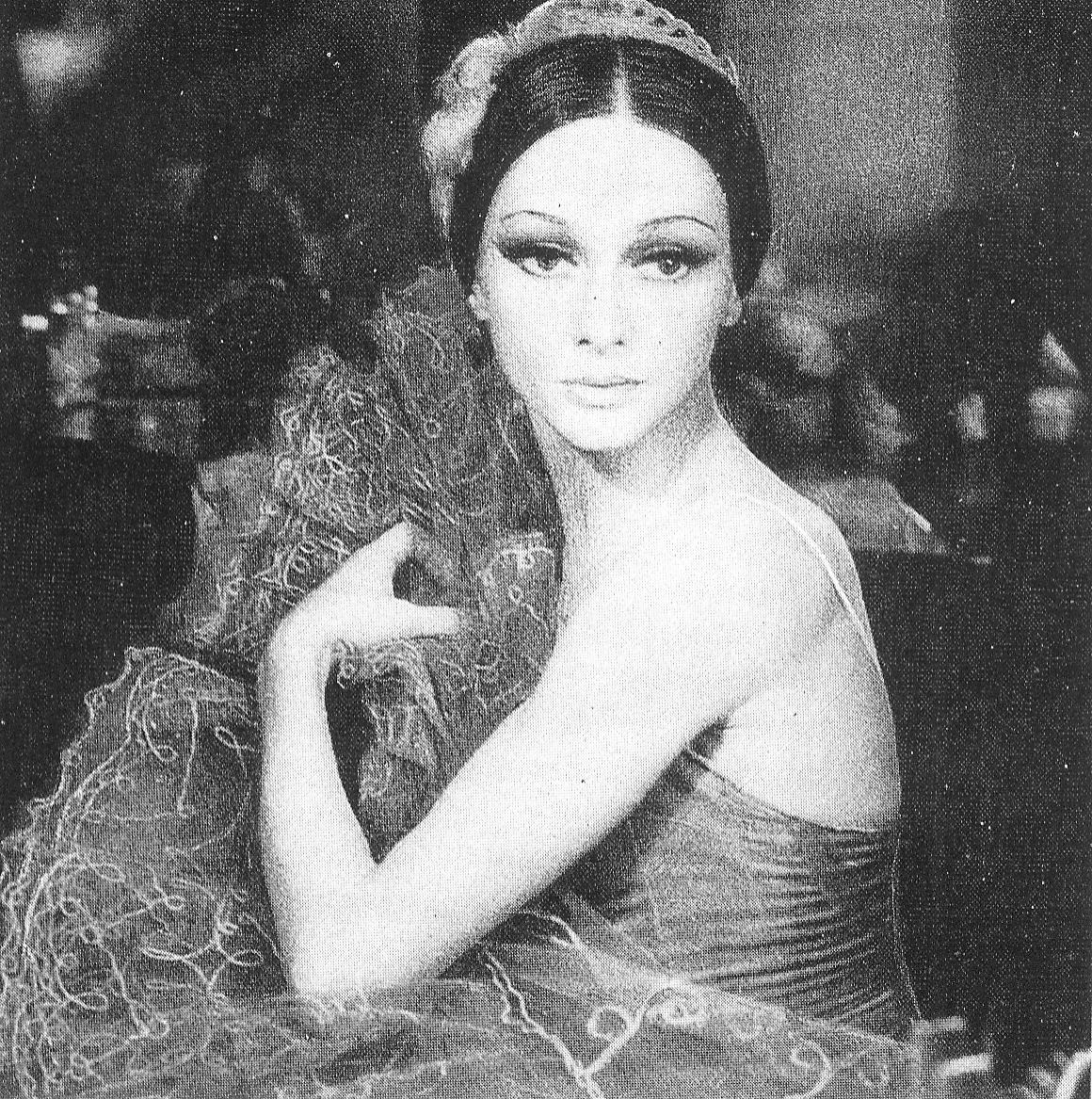 Л. Бржозовская в гримерной перед началом спектакля "Дон Кихот". Источник иллюстрации: Гармония дуэта : О творчестве Л. Бржозовской и Ю. Трояна / Т. М. Мушинская. – Минск, 1987. – С. 110.