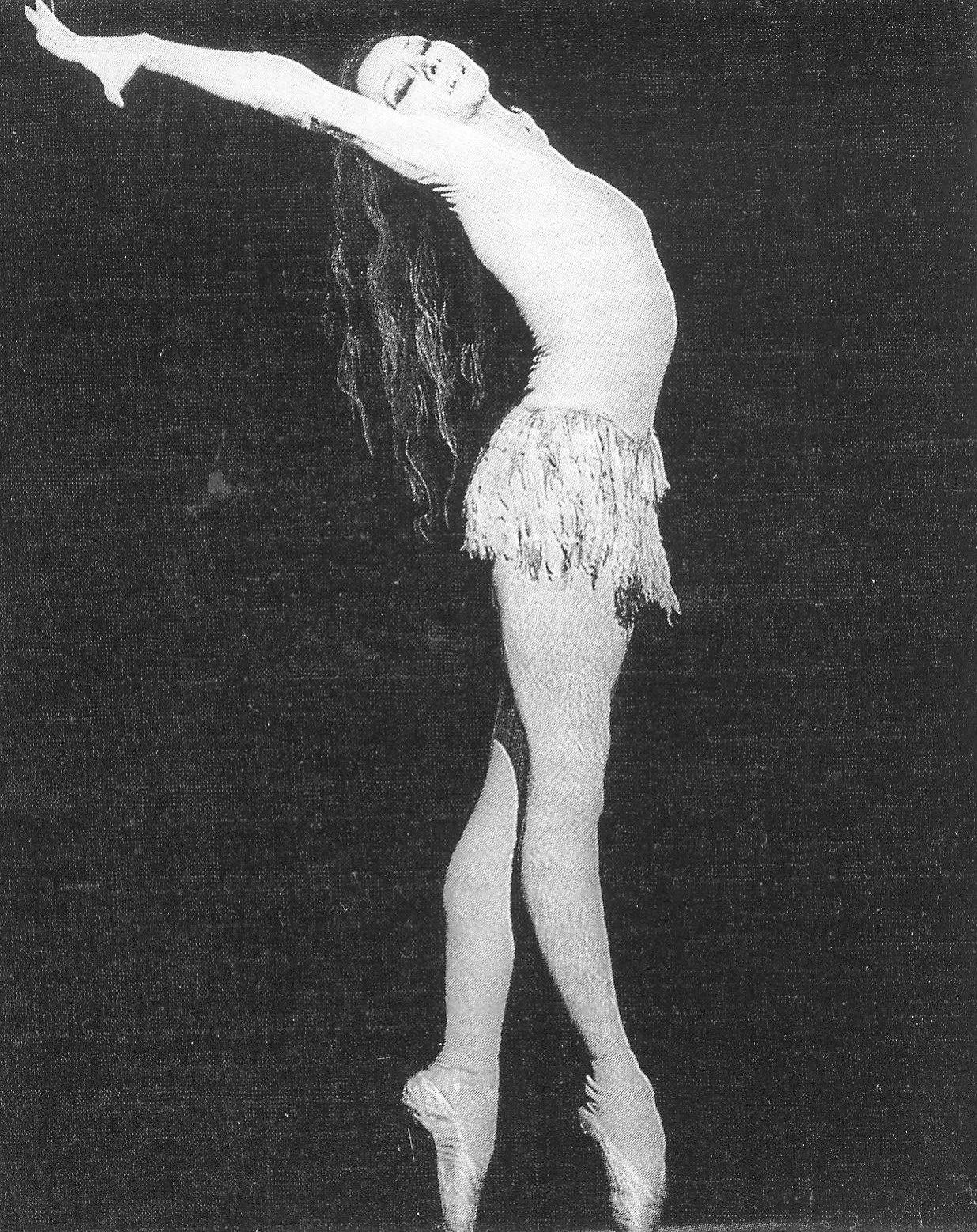 Кармен – Л. Бржозовская (балет "Кармен-сюита"). Источник иллюстрации: Гармония дуэта : о творчестве Л. Бржозовской и Ю. Трояна / Т. М. Мушинская. – Минск, 1987. – С. 64.