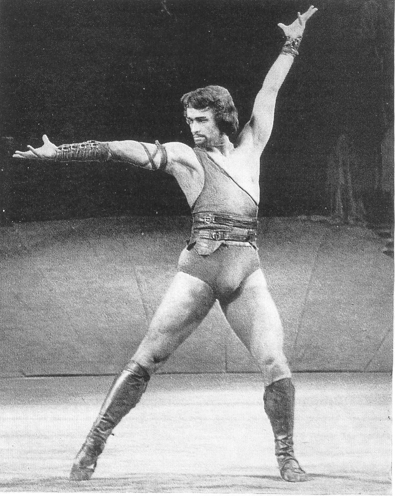 Спартак – Ю. Троян (балет "Спартак"). Источник иллюстрации:  Гармония дуэта : о творчестве Л. Бржозовской и Ю. Трояна / Т. М. Мушинская. – Минск, 1987. – С. 83.