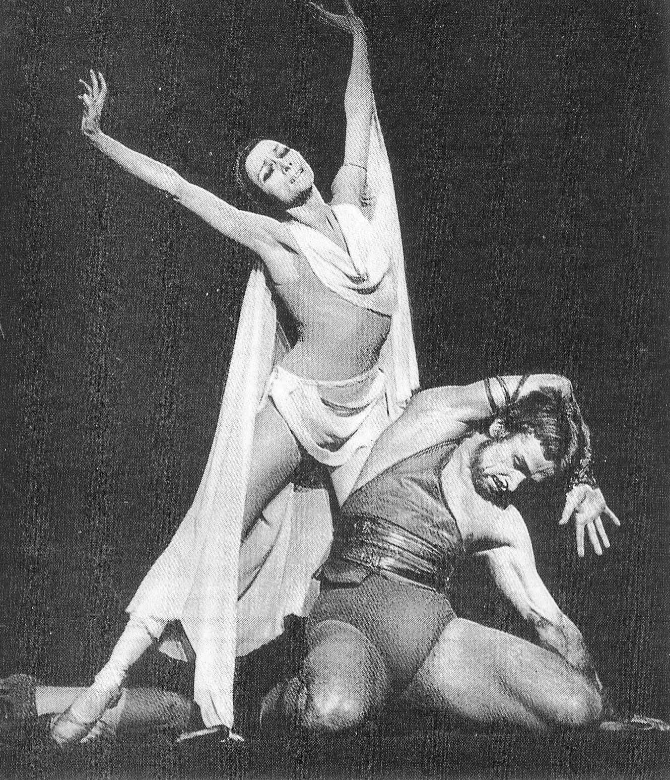 Спартак – Ю. Троян, Фригия – Л. Бржозовская (балет "Спартак"). Источник иллюстрации:  Гармония дуэта : о творчестве Л. Бржозовской и Ю. Трояна / Т. М. Мушинская. – Минск, 1987. – С. 89.