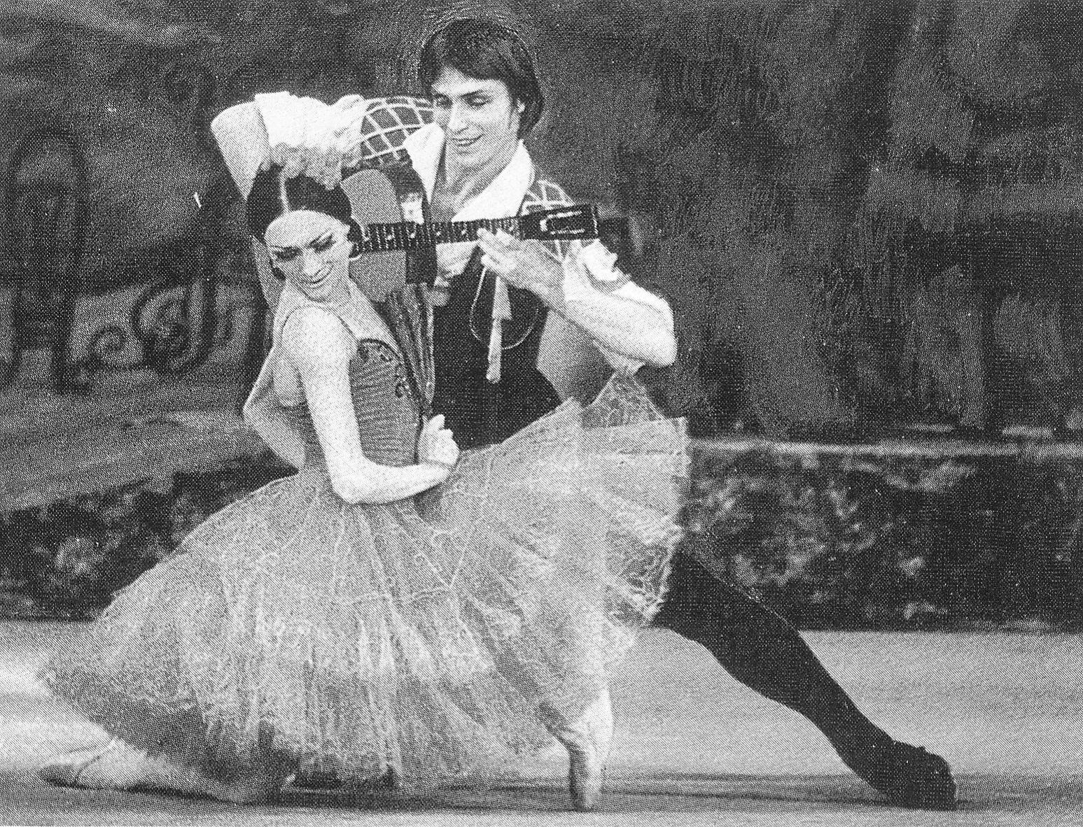 Китри – Л. Бржозовская, Базиль – Ю. Троян (балет "Дон Кихот"). Источник иллюстрации:  Гармония дуэта : о творчестве Л. Бржозовской и Ю. Трояна / Т. М. Мушинская. – Минск, 1987. – С. 111.