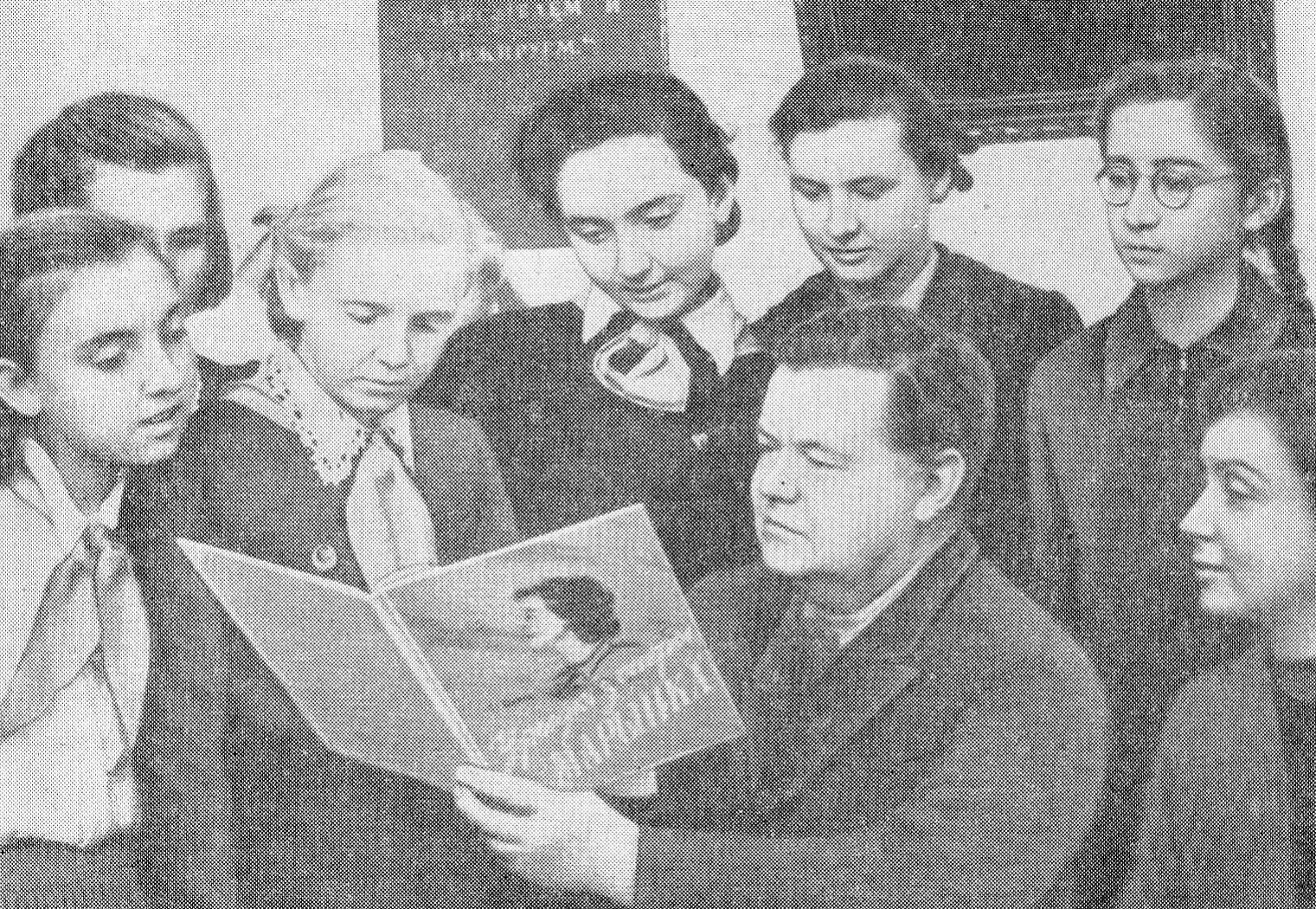 Г.К. Пукст среди учеников музыкальной школы Минского автозавода. Источник иллюстрации: Г. К. Пукст, заслуженный деятель искусств БССР : очерк жизни и творчества / Д. Журавлев. – Минск, 1963. – С. 31.