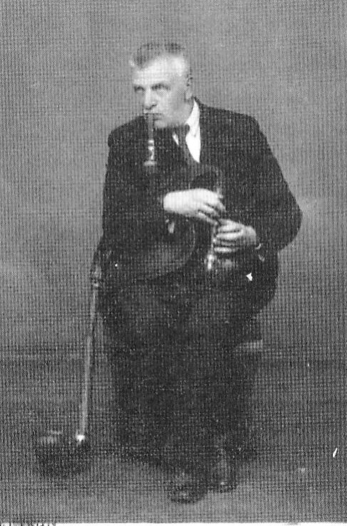 Сяргей Сахараў з беларускай дудой. Крыніца інфармацыі: Выбраныя творы / Вольга Сахарава, Сяргей Сахараў ; [укладанне, каментарыі М. Казлоўскага, С. Панізьніка ; прадмова М. Казлоўскага]. – Мінск, 2015. – С. 4 уклейкі паміж с. 304–305.