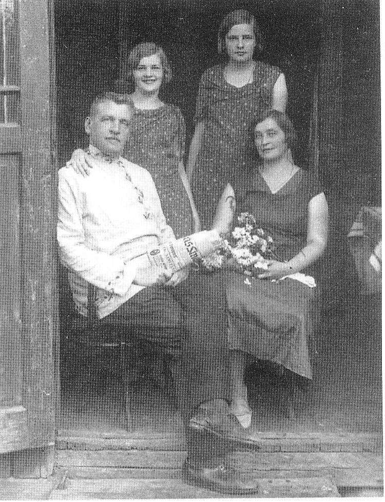 Сяргей і Вольга Сахаравы з дочкамі Ірынай і Галінай (1930). Крыніца ілюстрацыі: Выбраныя творы / Вольга Сахарава, Сяргей Сахараў ; [укладанне, каментарыі М. Казлоўскага, С. Панізьніка ; прадмова М. Казлоўскага]. – Мінск, 2015. – С. 5 уклейкі паміж с. 304–305.